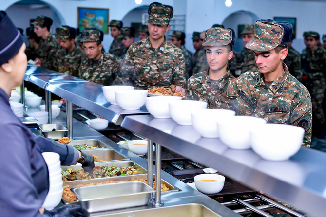 kompaniya_eremyan_prodzhekts_organizovala_pitanie_voennusluzhashchikh_v_artsakhe_foto_video - рис.6