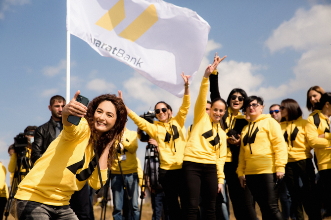 podnimaemsya_vmeste_armyanskiy_araratbank_provel_rebrending_i_zavoevyvaet_novye_vysoty_ - рис.1