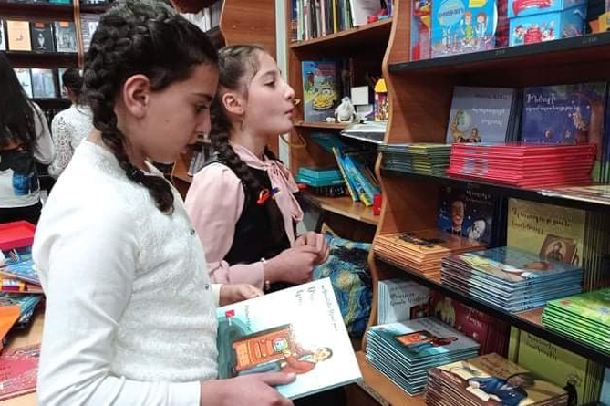 geopromining_v_den_knigodareniya_organizovala_aktsiyu_dlya_molodykh_knigolyubov_foto - рис.1