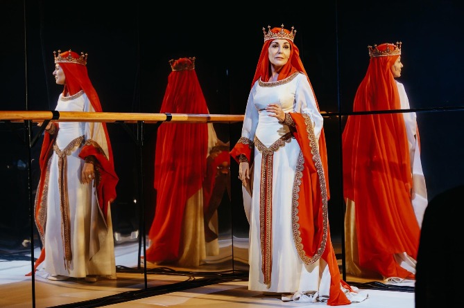 v_erevane_vpervye_vystupit_proslavlennyy_moskovskiy_teatr_natsiy_s_sati_spivakovoy_foto - рис.1