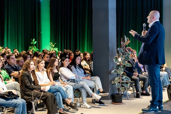 _motivirovannyy_sotrudnik_professionalnoe_obsluzhivanie_schastlivyy_klient_ameriabank_derzhit_v_tsen - рис.2 _motivirovannyy_sotrudnik_professionalnoe_obsluzhivanie_schastlivyy_klient_ameriabank_derzhit_v_tsen - рис.2