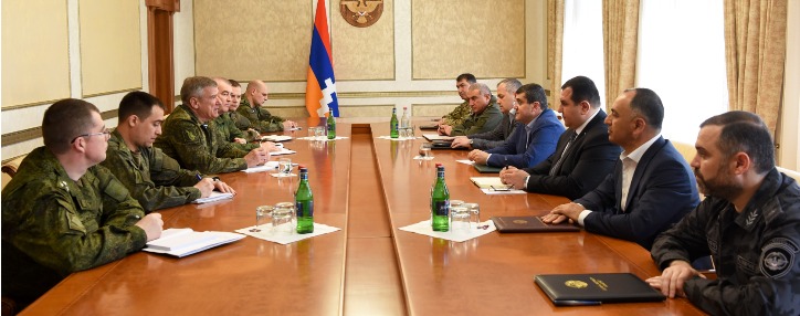 Власти ожидают от российских миротворцев восстановления безопасного сообщения с Арменией: президент Арцаха встретился с главой РМК