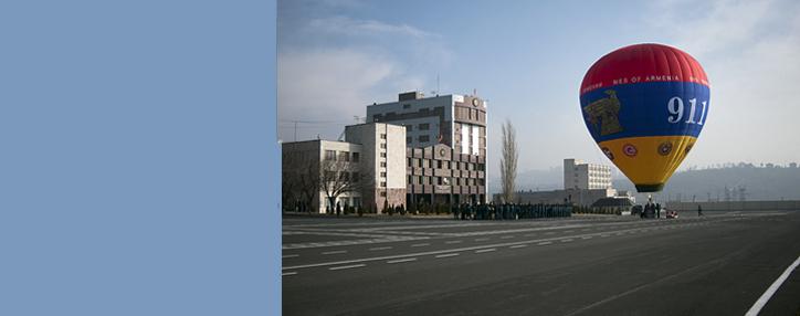 Հայաստանի Ազգային օդագնացության ֆեդերացիան փրկարարներին նախարարության տարբերանշանով օդապարիկ հանձնեց