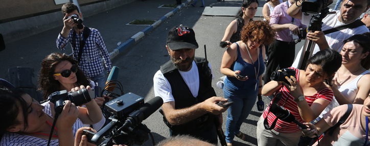 Вооруженная группа, захватившая полк ППС в Ереване, не собирается сдаваться