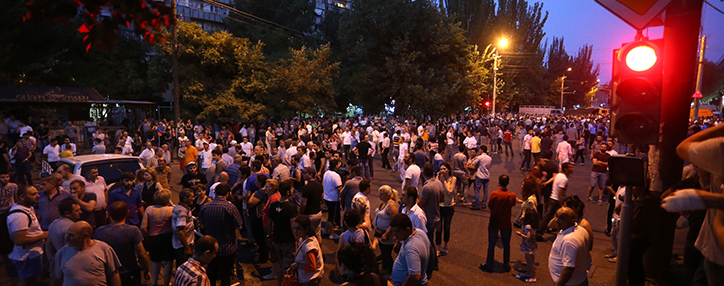 Նիկոլ Փաշինյանն ու երկու լրատվամիջոցների ներկայացուցիչներ շարժվեցին ՊՊԾ գնդի զավթած շենքի ուղղությամբ