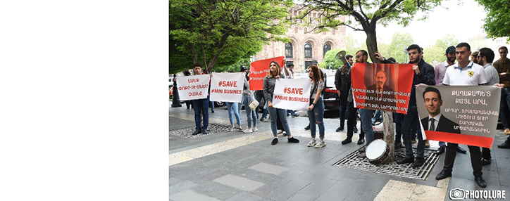 Շարժական սրճարանների տերերը բողոքի ակցիա են կազմակերպել կառավարութայն շենքի դիմաց` պահանջելով պաշտպանել սեփական իրավունքները