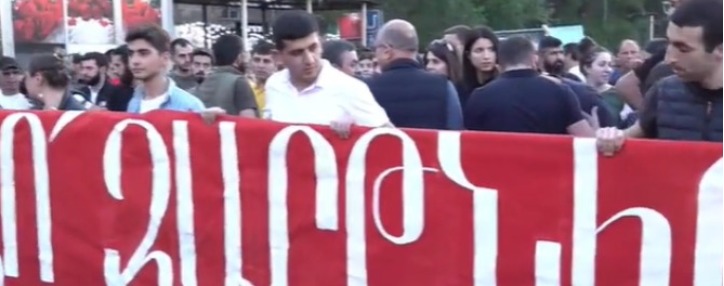 Три шествия оппозиции с требованием свержения властей проходят в Ереване