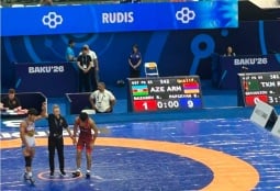На ЧМ U17 в Баку армянский борец Эрик Папикян разгромил азербайджанского спортсмена со счетом 9:1
