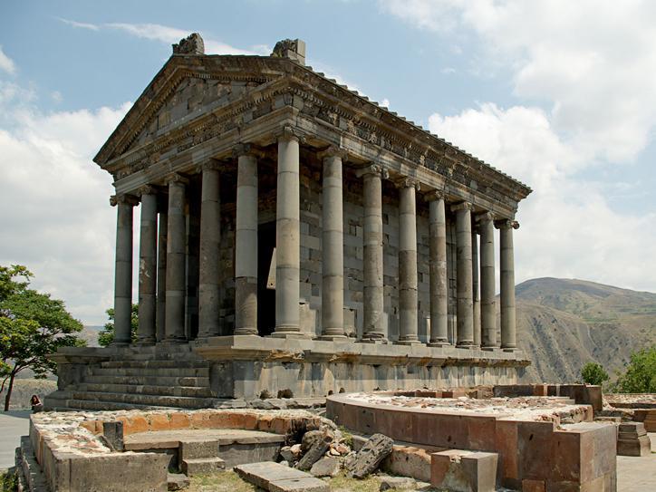 Международный фестиваль «Вардавар» в Гарни и Гегарде в воскресенье