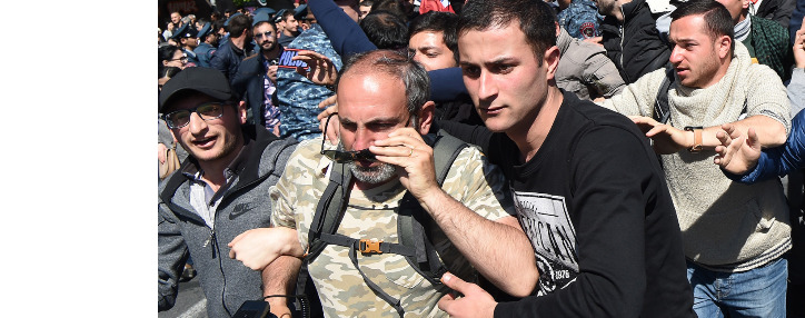 Участники акции протеста перекрыли движение на ереванском мосту Победы