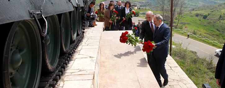 Փաշինյանը տիկնոջ հետ ժամանել է Արցախ և մասնակցել եռատոնին նվիրված միջոցառումներին