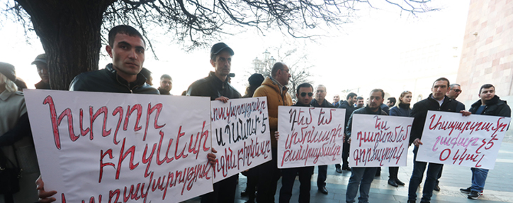 Сотрудники ломбардов и обменников разъяснили причину своего недовольства и представили требования в правительство