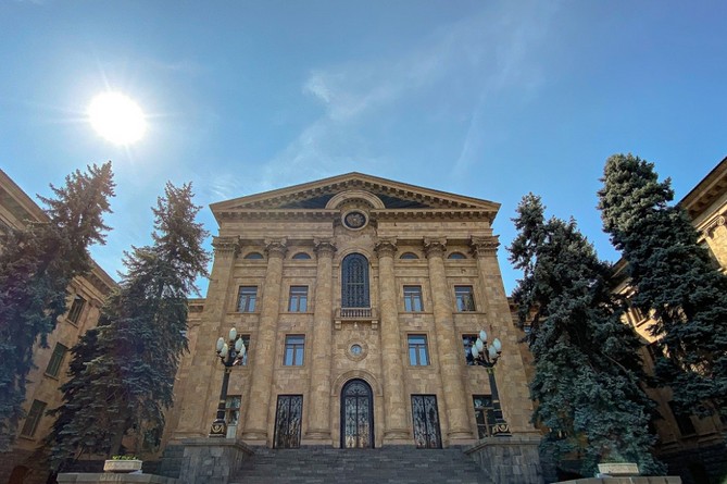 Правящая фракция Армении выступила против инициативы оппозиции об отмене военного положения в стране