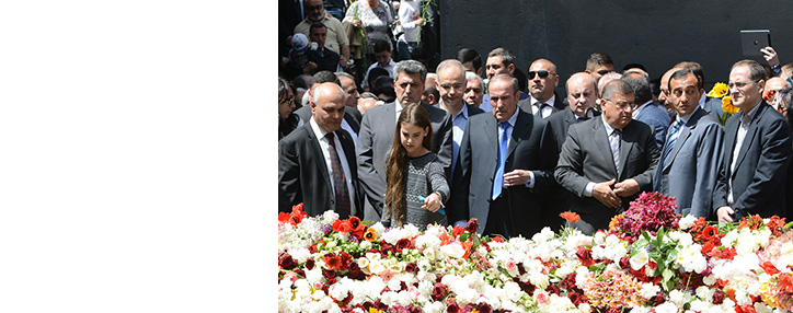 ՀՀ առաջին նախագահը ծաղիկներ դրեց Ծիծեռնակաբերդի հուշահամալիրի մոտ