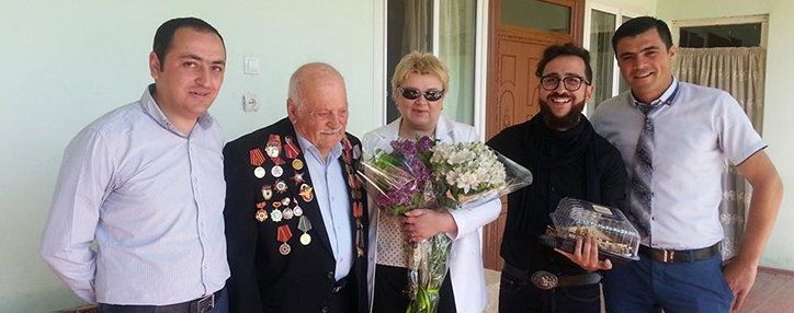 Сотрудники ЗАО "Арэксимбанк-Группа Газпромбанка" в канун праздника Победы поздравили ветерана ВОВ