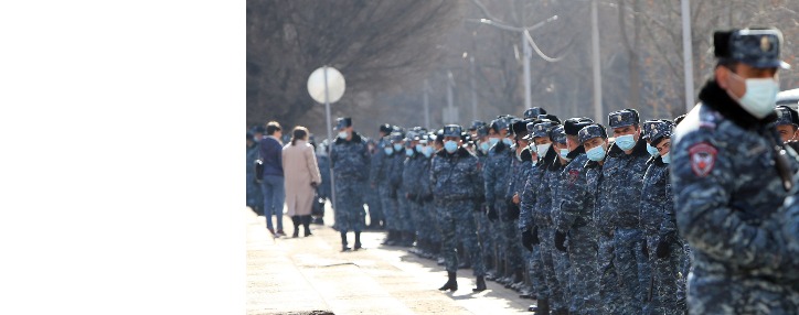 Երևանում բերման են ենթարկվել տասնյակ ցուցարարներ, կառավարության շենքը շղթայված է, տանիքում դիպուկահարներ են (ՎԻԴԵՈ)