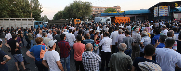 Причиной неразберихи у захваченного здания полиции в Ереване стали выстрелы, произведенные членами вооруженной группы 