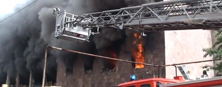 Новые очаги возгорания в здании «Спайка» в Ереване затрудняют тушение пожара – Спасслужба