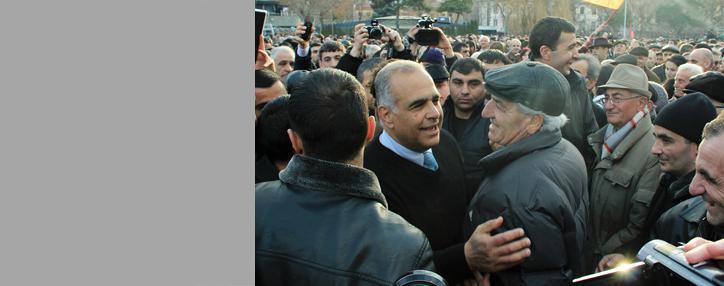 Հովհաննիսյանի կողմնակիցները, ովքեր փորձում էին մոտենալ նախագահի նստավայրին, վերադառնում են Ազատության Հրապարակ 