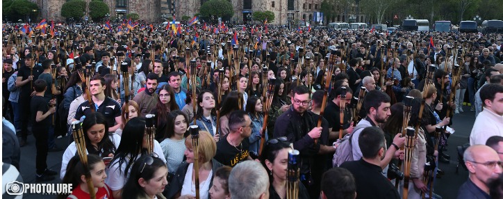 В Ереване проходит факельное шествие в память жертв Геноцида армян 