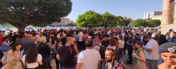 В Ереване перед зданием правительства Армении проходит акция в поддержку Арцаха