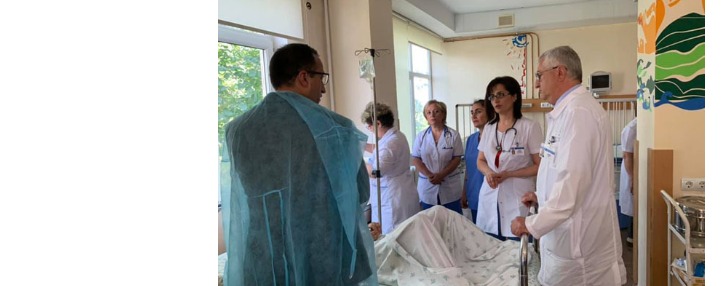 Վրաստանում գրանցված ՃՏՊ–ից տուժած երեխաներից մեկն արդեն Երևանում է. առողջապահության նախարարն այցելել է նրան 