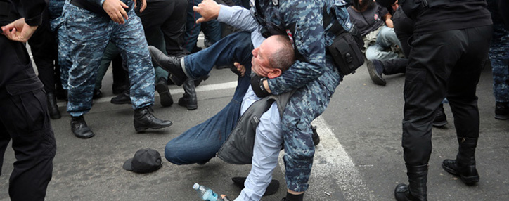 В Ереване полиция подвергает жесткому приводу протестующих