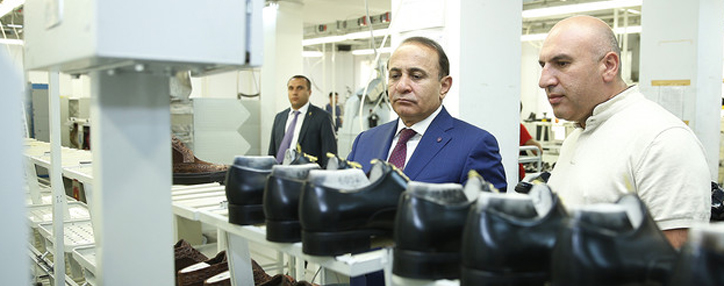 Премьер-министр Армении ознакомился с деятельностью компании, занимающейся производством обуви
