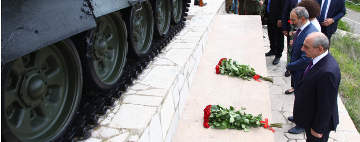 Никол Пашинян и Бако Саакян возложили цветы к мемориалу Степанакерта