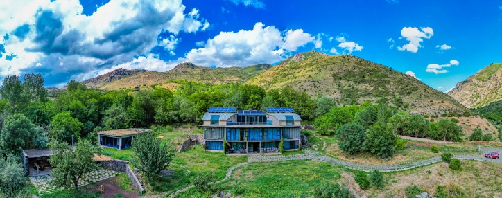 В Ехегисе из контейнеров построили гостиницу (ВИДЕО)