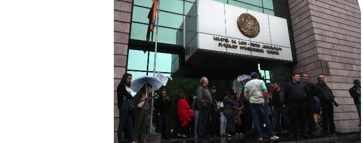 Փաշինյանի կոչով ժողովուրդը փակել է դատարանների մուտքն ու ելքը