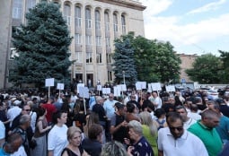  Акция протеста оппозиции проходит у здания КС Армении, где рассматривается дело об итогах парламентских выборов