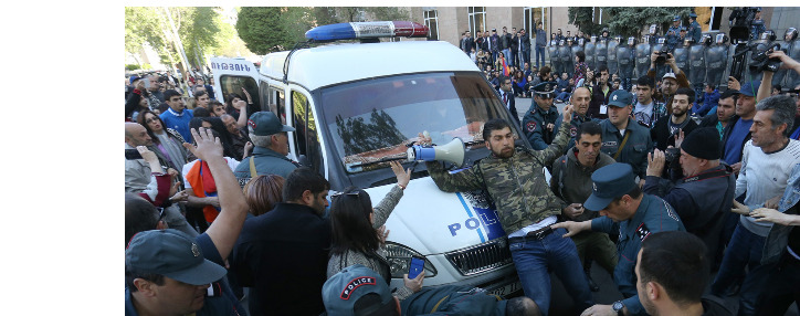 Митингующие в Ереване блокируют правительственные здания, полиция предпринимает ответные меры