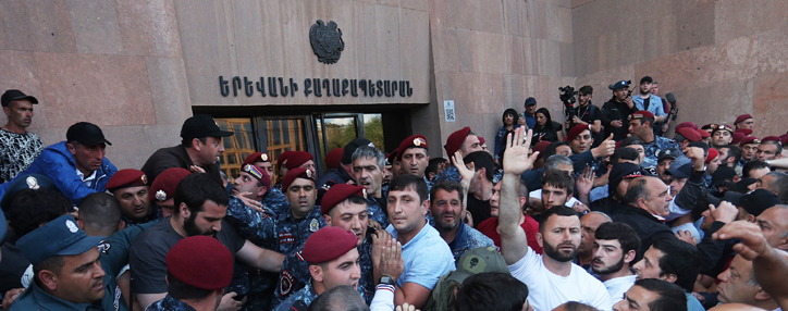 Участники протестного шествия блокировали входы в мэрию Еревана