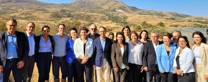 Արցախի համար ֆրանսիական մարդասիրական բեռն ուղեկցում է Փարիզի քաղաքապետը, այն հասել է Սյունիք (ՖՈՏՈ)