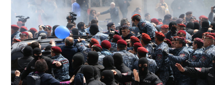 Ոստիկանությունը զանգվածային բերման է ենթարկում ցուցարարներին