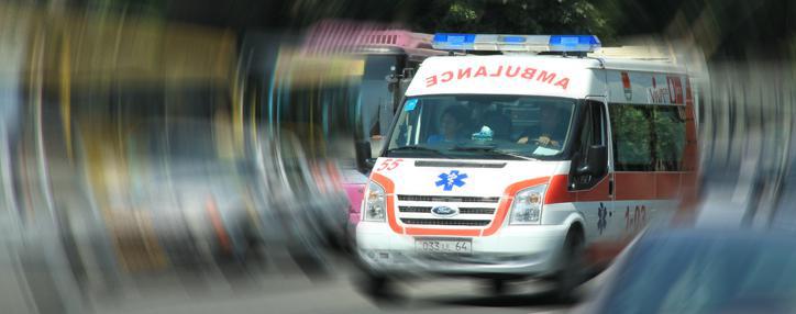 Автомобиль врезался в жилое здание в Ереване, есть пострадавшие - МЧС