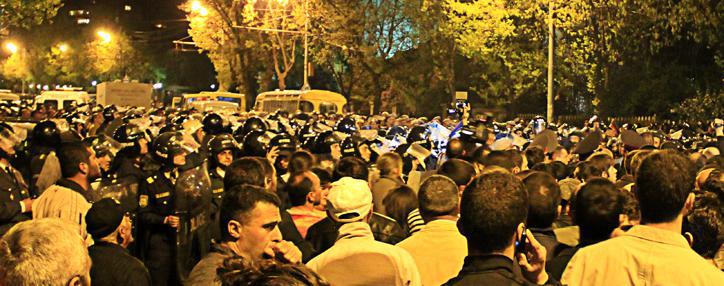  Եկեղեցու ներկայացուցիչները փորձում են կանխել բախումները ցուցարարների և ոստիկանության միջև 