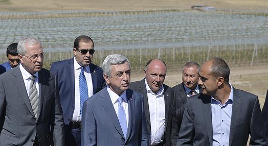 Президент Армении посетил яблоневые и ореховые сады в Котайкской области