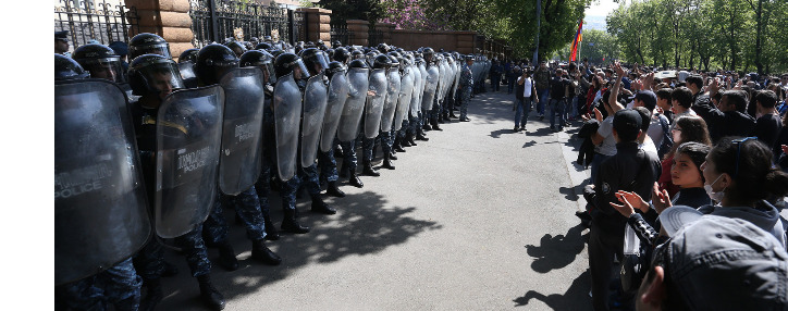 Полиция проводит задержания учатников протестных акций на площади Франции в Ереване