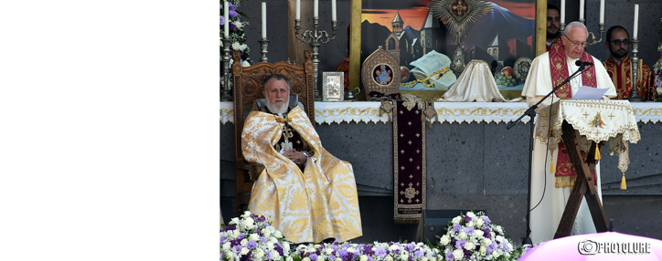 Папа Римский во время Литургии попросил благословения от Католикоса Всех Армян