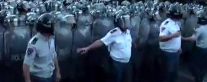 Полиция надеется на посредничество депутатов для разблокирования ереванского проспекта Баграмяна