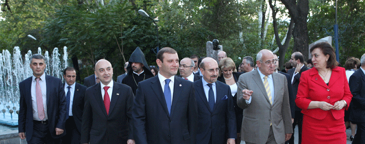 Аллея армянских благотворителей открыта в центре Еревана