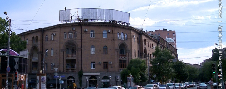 Երևանում ապամոնտաժվում են պատմամշակութային և ճարտարապետական արժեք ներկայացնող շենքերին տեղադրված գովազդները