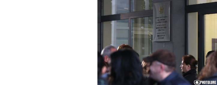 Сотрудники двух министерств провели акцию протеста против планируемой ликвидации ведомств