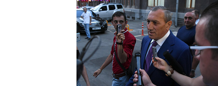 Սյունիքի նախկին մարզպետ Սուրիկ Խաչատրյանի նկատմամբ հայտարարվել է հետախուզում և որպես խափանման միջոց ընտրվել է կալանավորումը