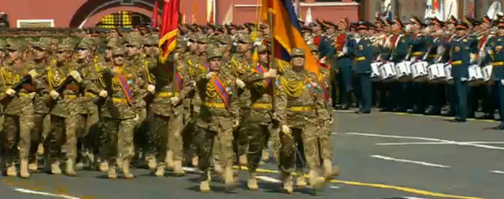 Отдельный полк охраны ВС Армении промаршировал на Параде Победы в Москве