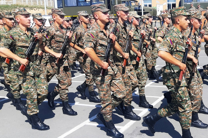 Парламент Армении запретил контрактникам пользоваться смартфонами, участвовать в митингах и выезжать за границу