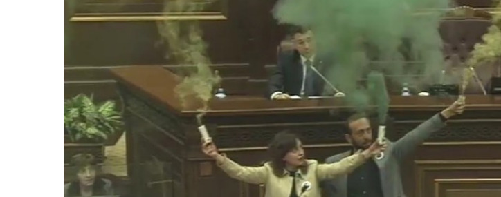 Ընդդիմադիր պատգամավորները ճայթռուկներ վառեցին ԱԺ նիստի ժամանակ 