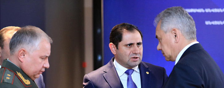 Министры обороны Армении и России обсудили вопросы оборонного сотрудничества 